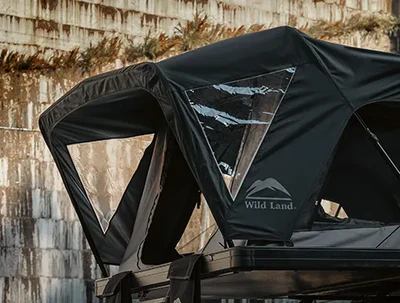 Dachvorsprünge für den Einsatz bei jedem Wetter, Seitenfenster für Licht und Aussicht.