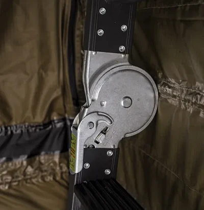 Die Sicherheitsverriegelung der Leiter verhindert das Herunterfallen, wenn sie eingerastet ist